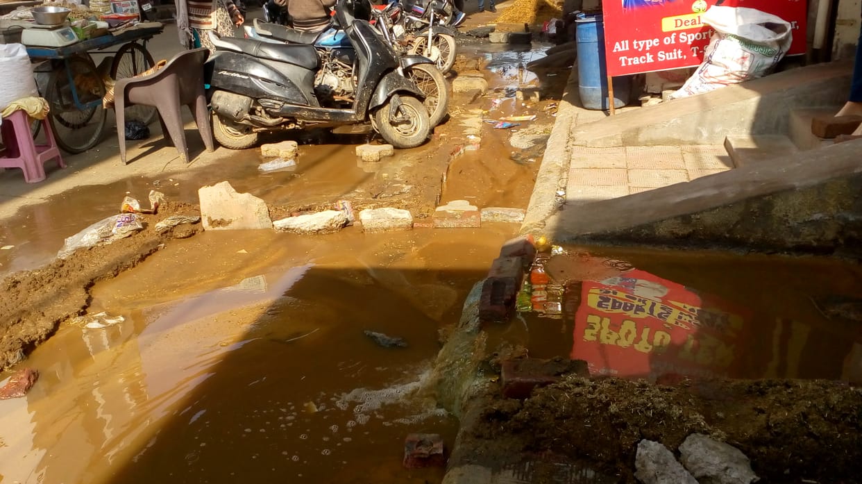 कच्चा बेरी रोड पर वीरवार को ओवरफ्लो होकर बहता  नाले का पानी