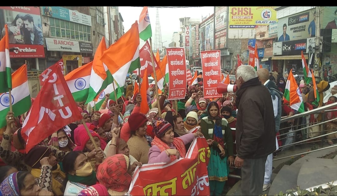 आंगनबाड़ी कार्यकर्ता व सहायिकाओं ने मनाया काला दिवस, शहर में निकाला जुलूस