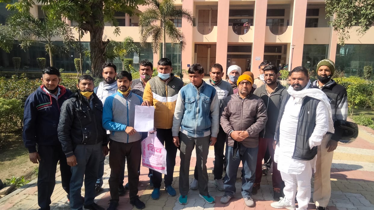 डीसी ऑफिस में अपनी समस्या को लेकर अधिकारी से मिलने पहुंचे तो टोल कर्मचारी