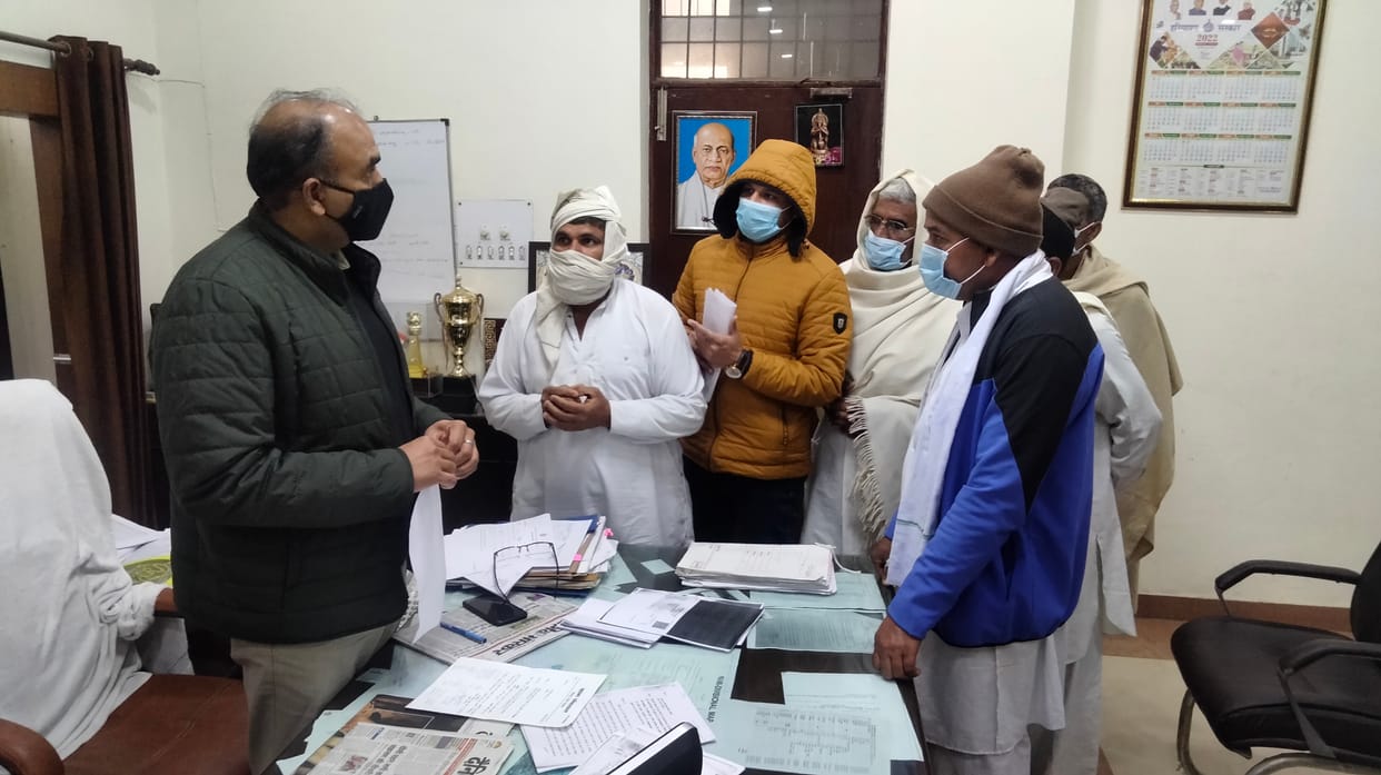 लघु सचिवालय में गली की समस्या को लेकर एसडीएम से मिलते हैं गांव खिड़वाली के लोग