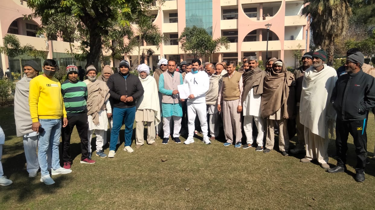 बारिश के कारण फसलों में भरे जलभराव की स्पेशल गिरदावरी के मामले को लेकर लघु सचिवालय में अधिकारी से मिलने पहुंचे भैया पुर लाडोत गांव के लोग