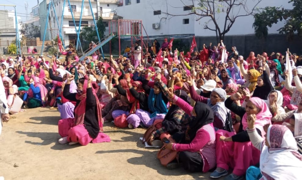 आंगनबाड़ी कार्यकर्ता व सहायिकाओं ने निकाला जुलूस, विधायक को सौंपा ज्ञापन