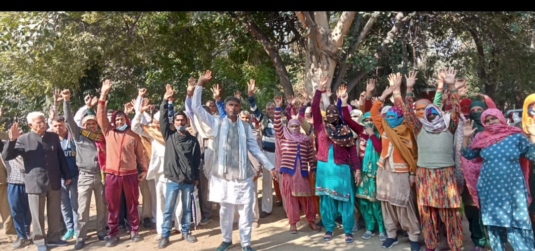 मनरेगा मजूदरों की मजदूरी से अवैध वसूली का अधिकारी पर आरोप, एडीसी कार्यालय पर किया प्रदर्शन 
