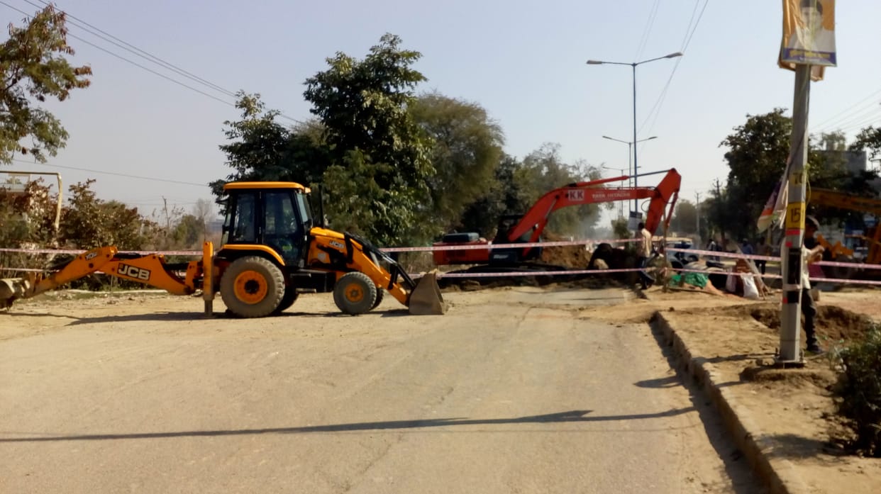 गहरी सीवर की खुदाई के कारण बंद हुआ दिल्ली रोड