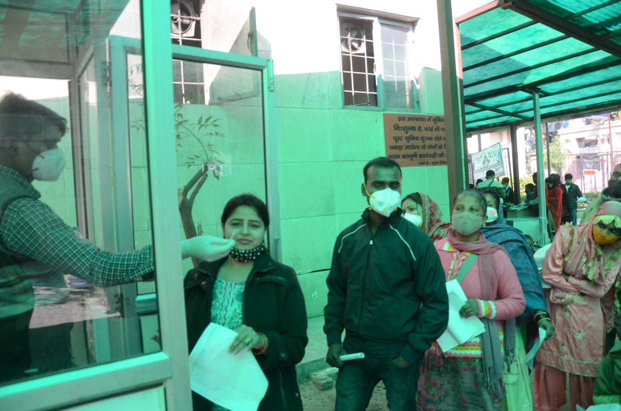 नोएडा के सेक्टर 30 स्थित जिला अस्पताल में कोरोना की जांच कराती महिला /फोटो राजन राय