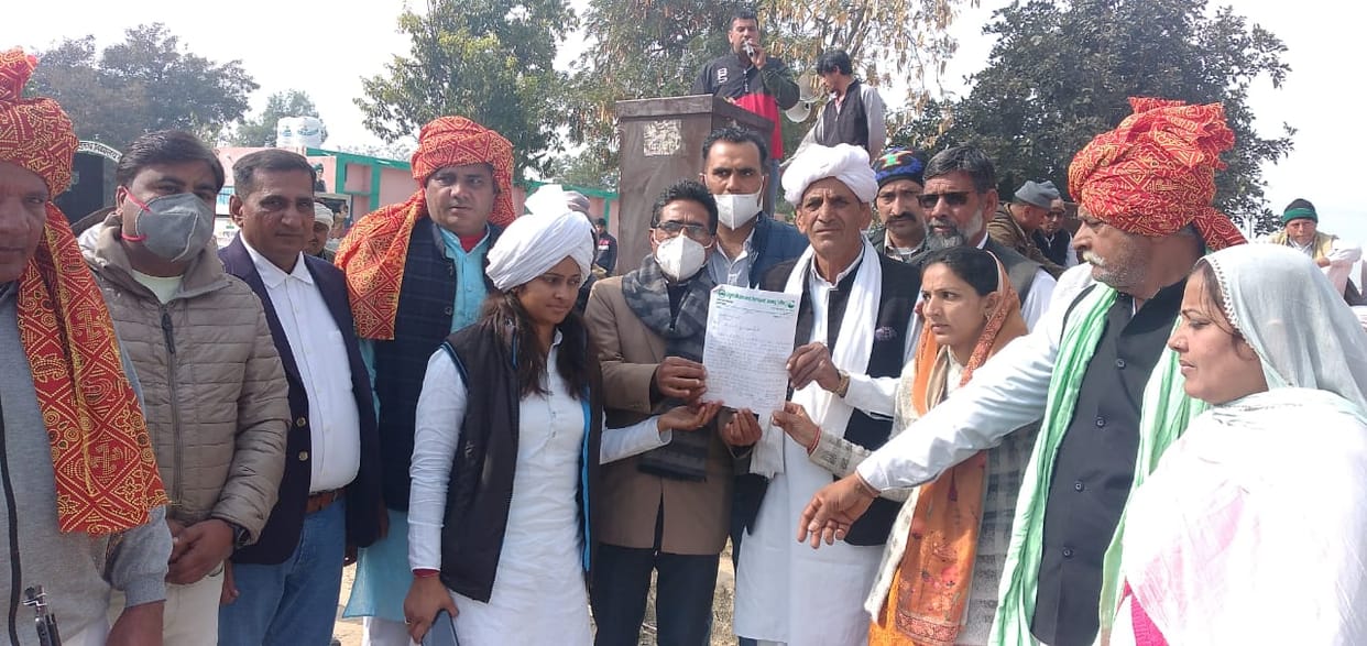स्कूल खुलवाने की मांग को लेकर किसान नेताओं ने डीईओ  को सौंपा ज्ञापन