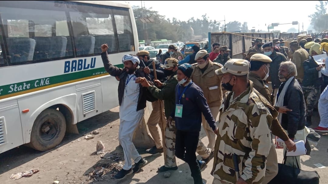 जंतर-मंतर के रवाना हुए किसानों के जत्थे को दिल्ली पुलिस ने रोककर सोनीपत पुलिस को सौंपा