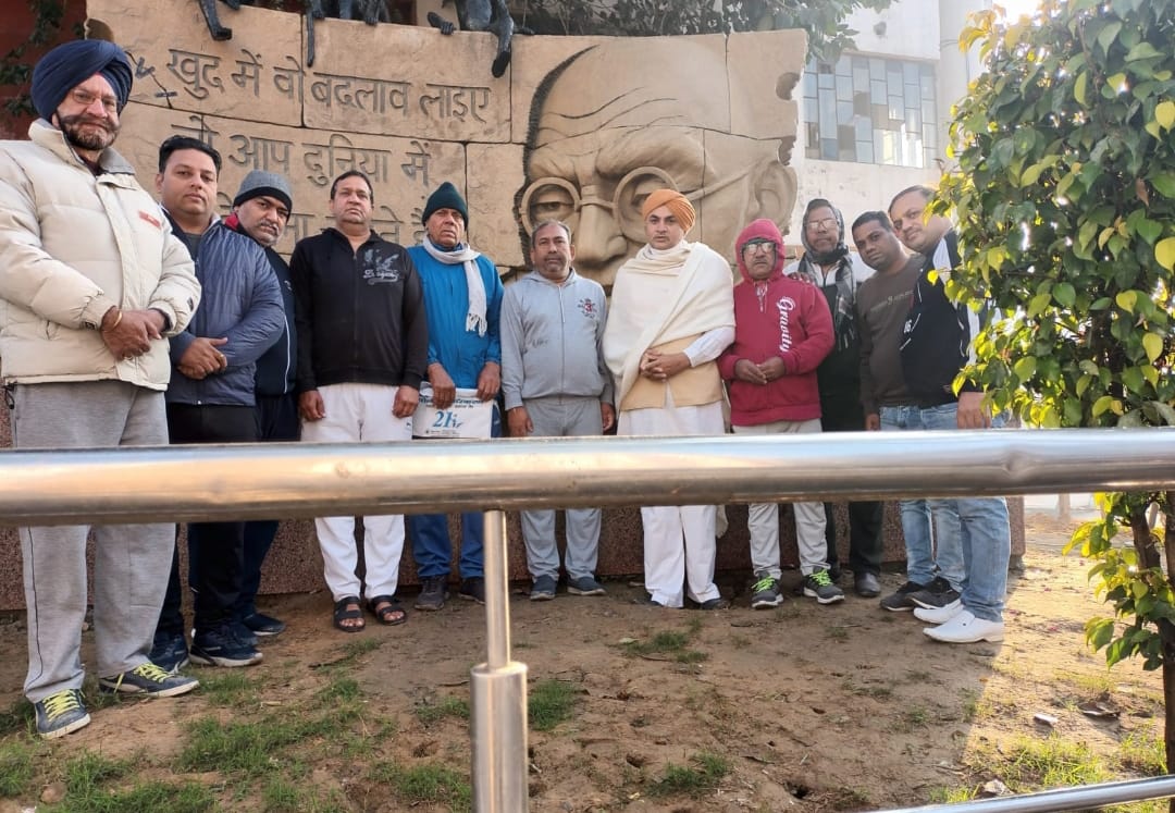 सोनीपत नगर सुधार मंच के सदस्यों ने महात्मा गांधी की प्रतिमा व चौक की सफाई