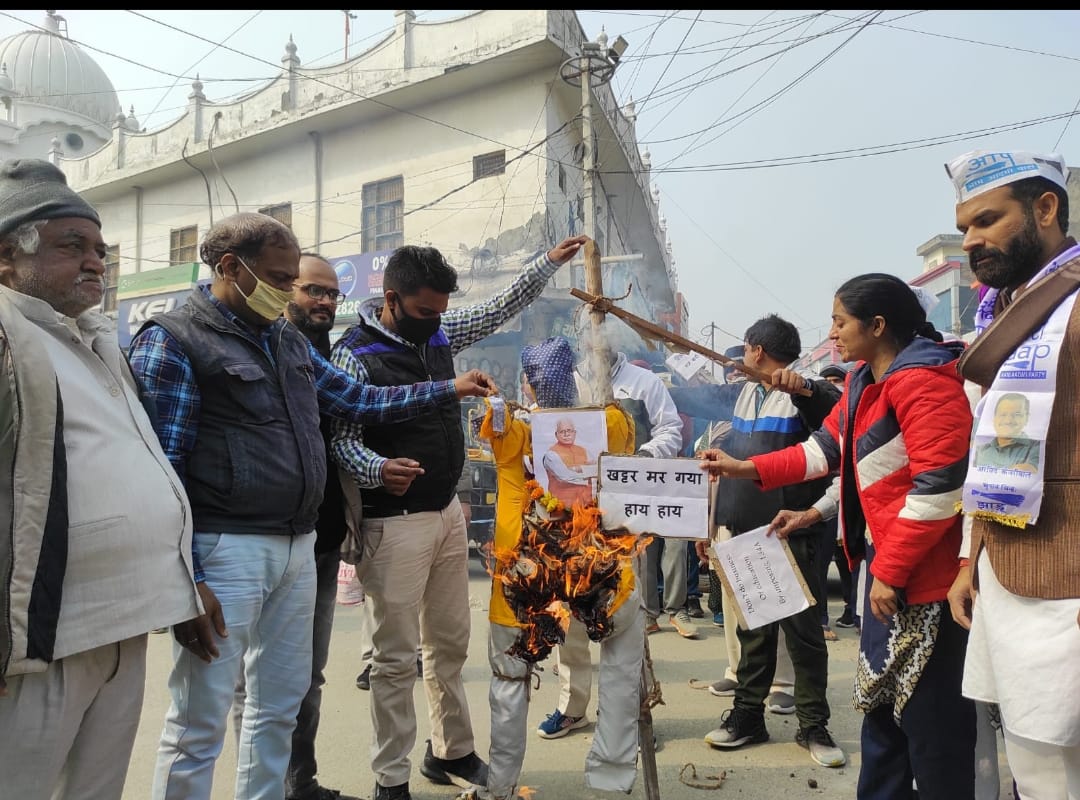 नियम 134ए : खफा अभिभावकों ने शहर में निकाली सीएम के पुतले की शव यात्रा, फूका पुतला