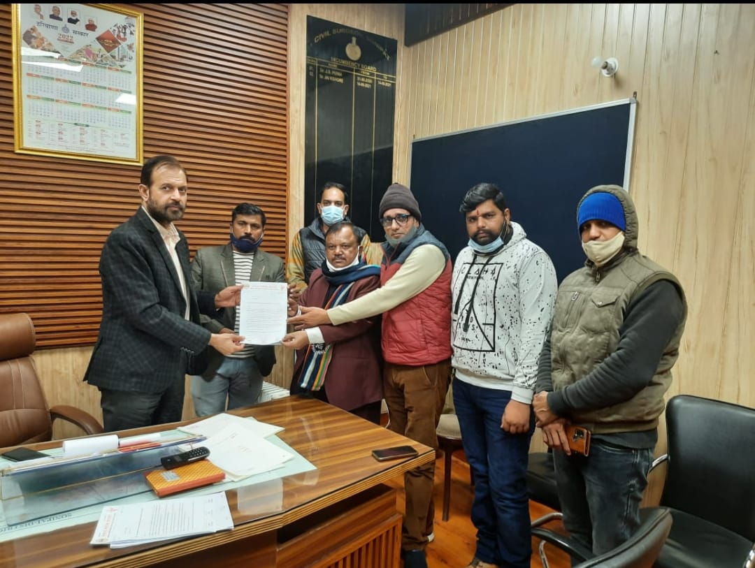 रक्तदान के क्षेत्र में सुधार की मांग, समाज न्यायिक महासंघ के सदस्यों ने सिविल सर्जन को ज्ञापन सौंपा