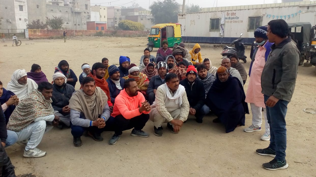 पुराने बस स्टैंड पर ऑटो का चालान काटे जाने के विरोध में  बैठक करते ऑटो यूनियन के पदाधिकारी