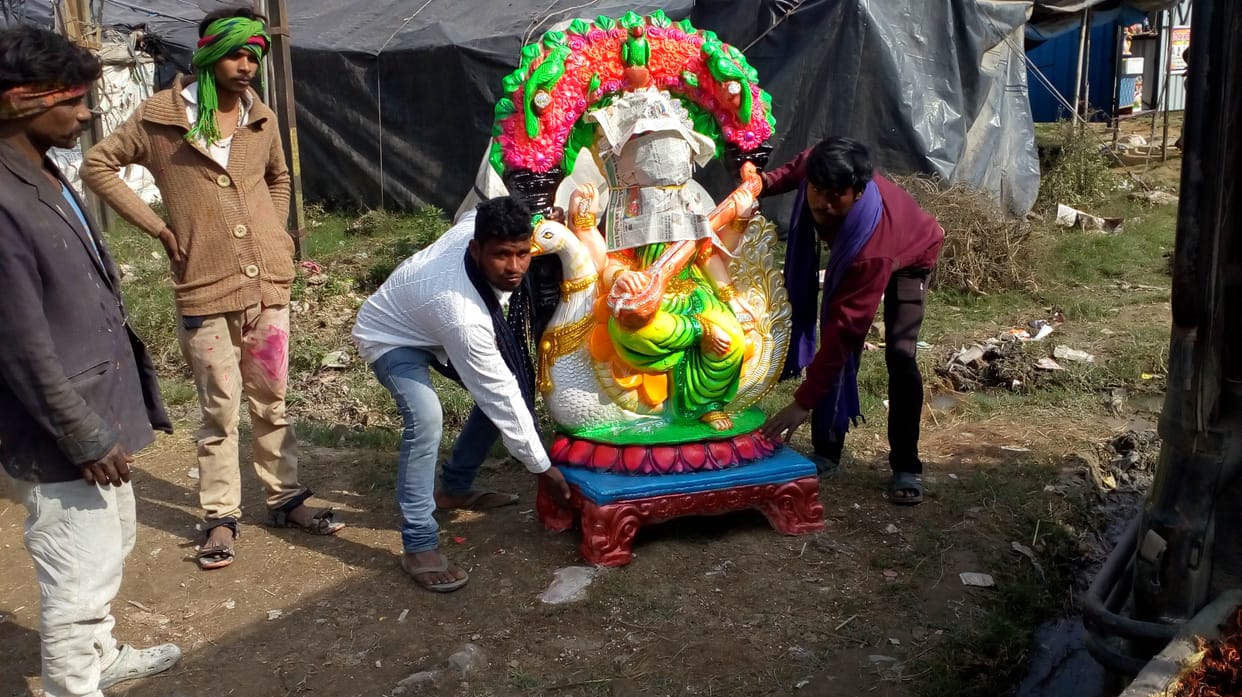 सरस्वती पूजन के लिए  जींद रोड से  मां सरस्वती की मूर्ति खरीद कर ले जाते  श्रद्धालु