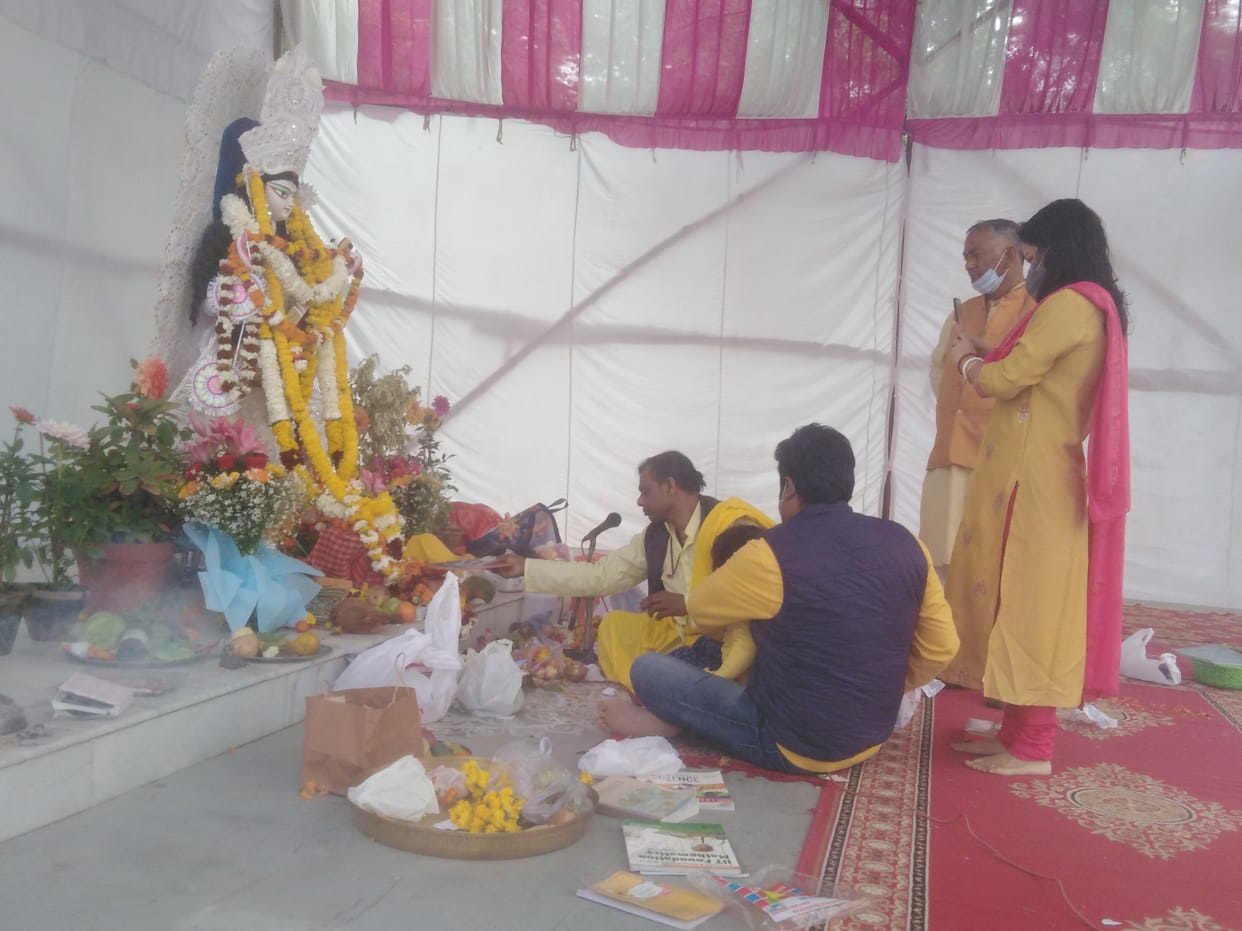 नोएडा के सेक्टर 26 स्थित कालीबाड़ी मंदिर में मां सरस्वती की पूजा करते भक्त फोटो राजन राय