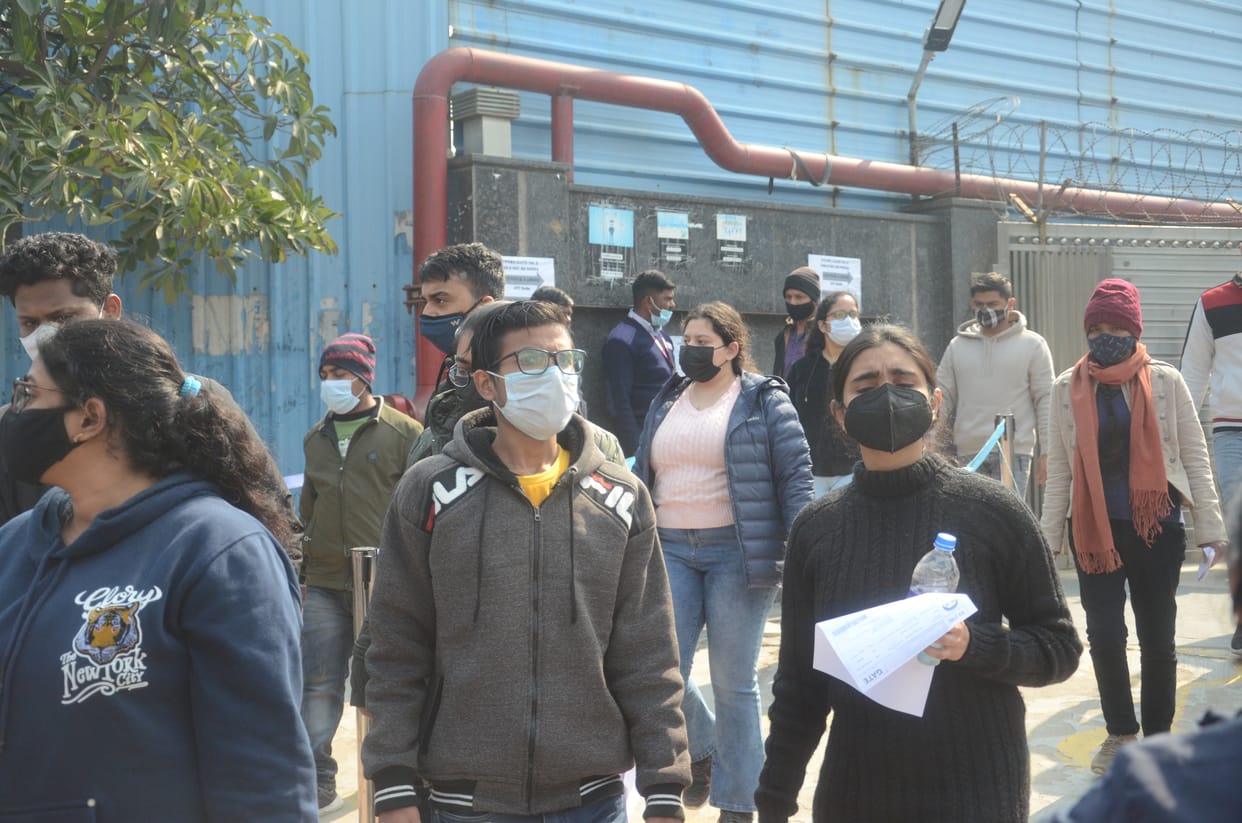 नोएडा के सेक्टर 62 स्थित ion सेंटर से ग्रेजुएट एप्टिट्यूड टेस्ट इन इंजीनियरिंग ' gate' की परीक्षा देकर बाहर निकलते परीक्षार्थी फोटो राजन राय