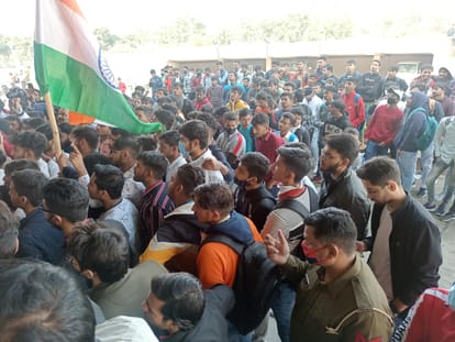 एमडीयू विद्यार्थियों ने ऑनलाइन ऑफलाइन परीक्षा के लिए किया प्रदर्शन