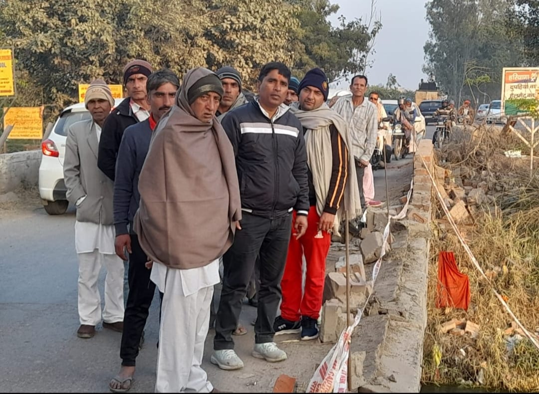 पश्चिमी यमुना नहर के पुल की दीवार गिरने पर ग्रामीणों ने किया प्रदर्शन