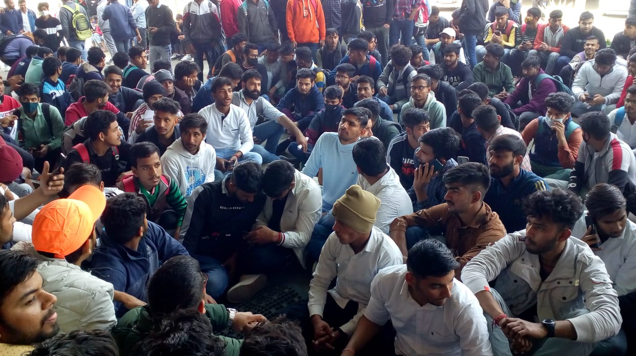 एमडीयू के वीसी कार्यालय पर  अपनी मांगों को लेकर  प्रदर्शन करते विद्यार्थी