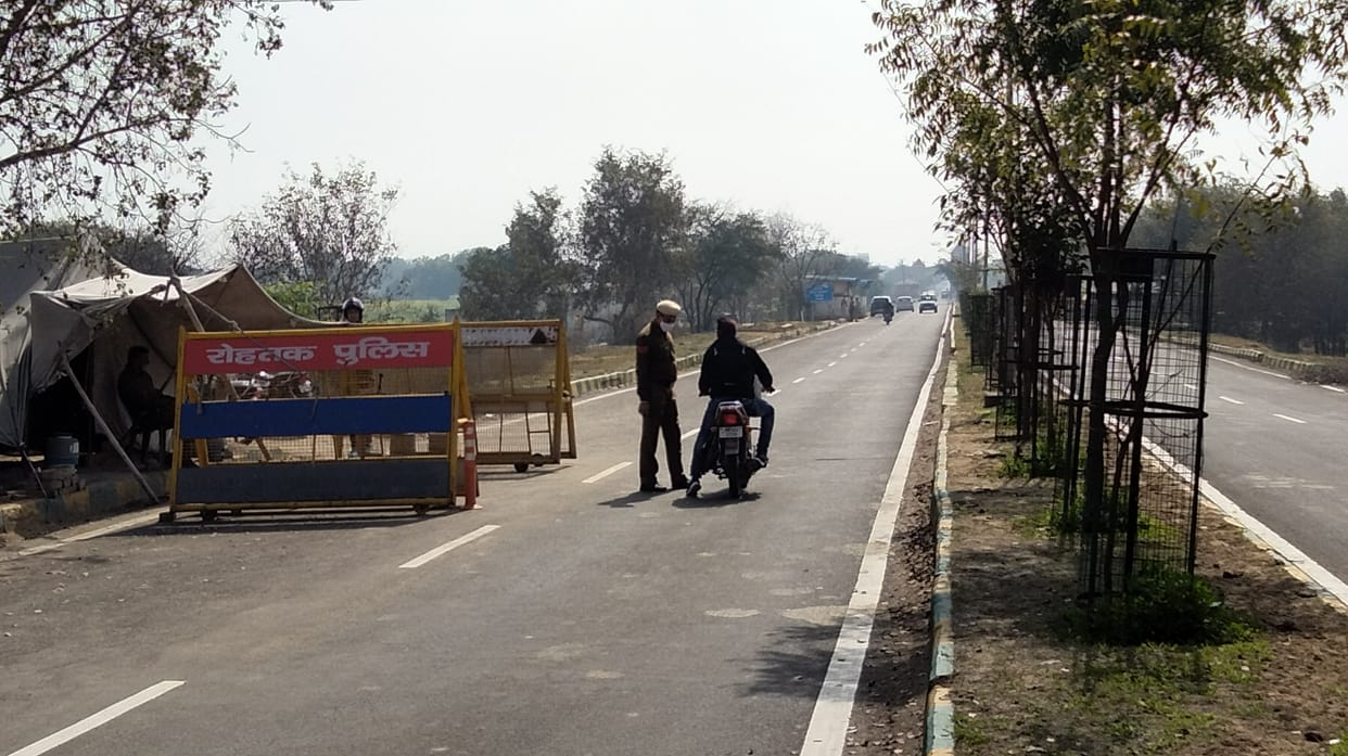 सुनारिया जेल की तरफ जाने वाले रस्ते पर बाइक सवार से पूछताछ करती पुलिस