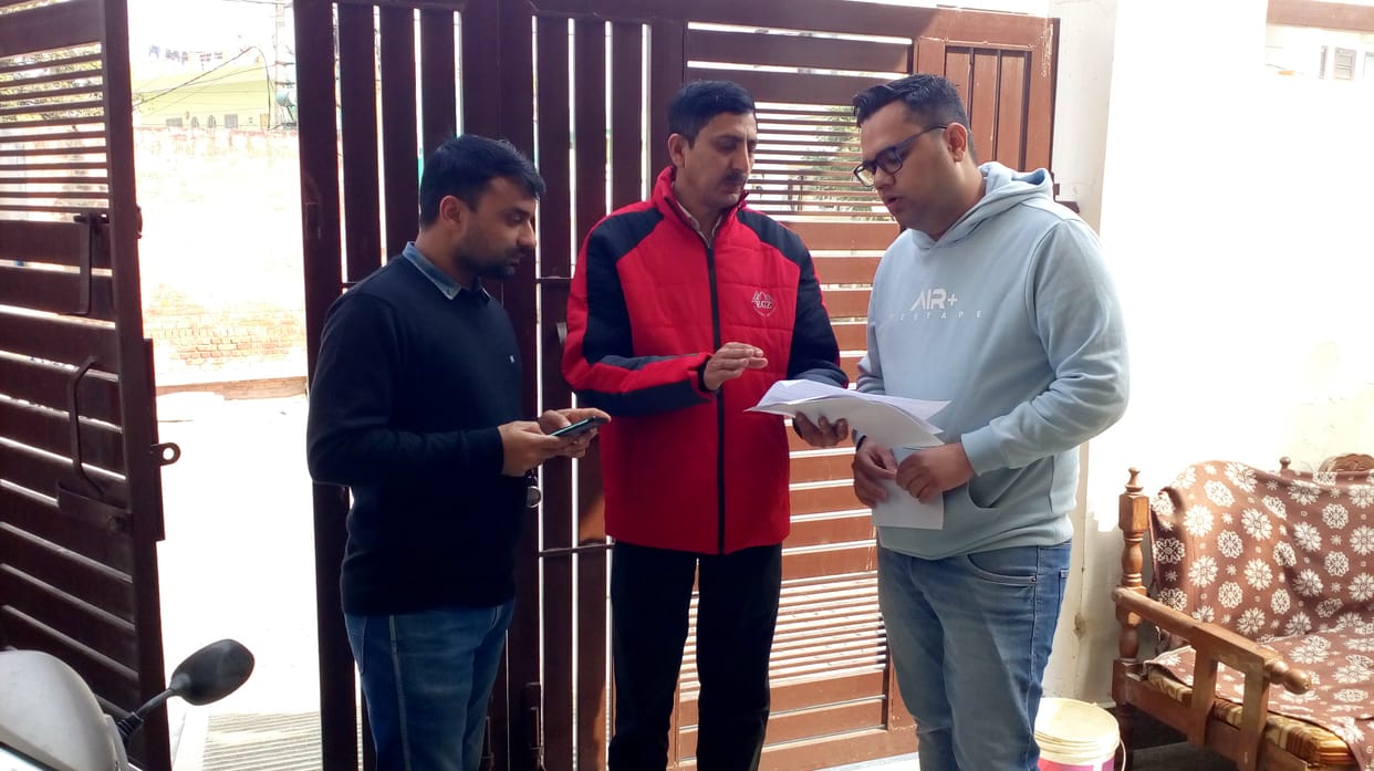 रोहतक के मॉडल टाउन में  नगर निगम की टीम  प्रॉपर्टी टैक्स न जमा करने वालों के घर को सील करने पहुंची