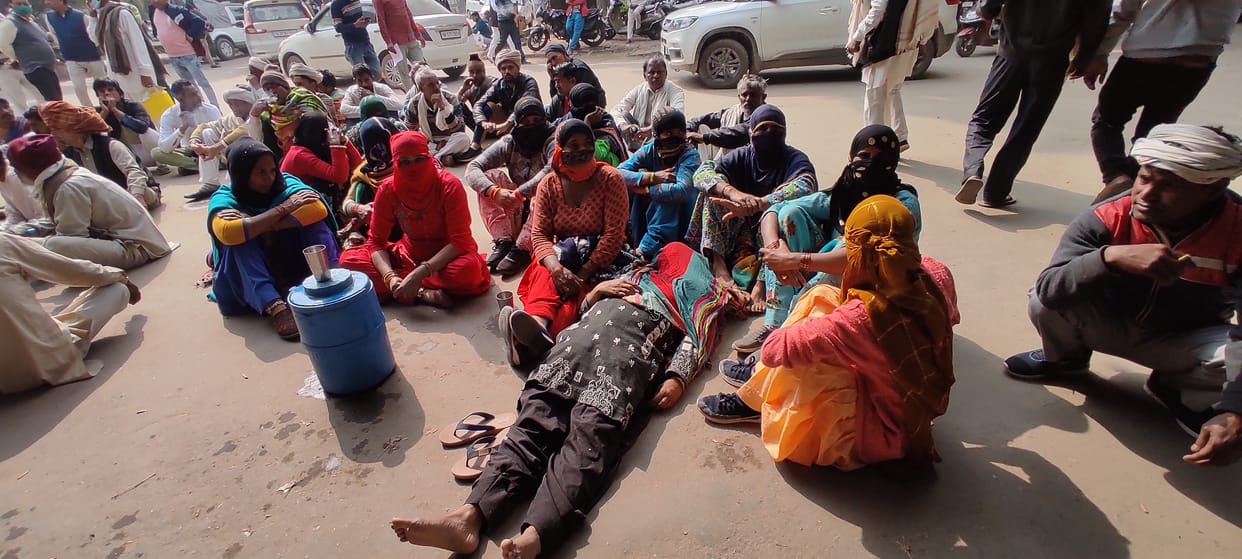 उचाना थाना क्षेत्र से नाबालिग लड़की के अपहरण के मामले में परिजनों जताया रोष, पुलिस के साथ झड़प