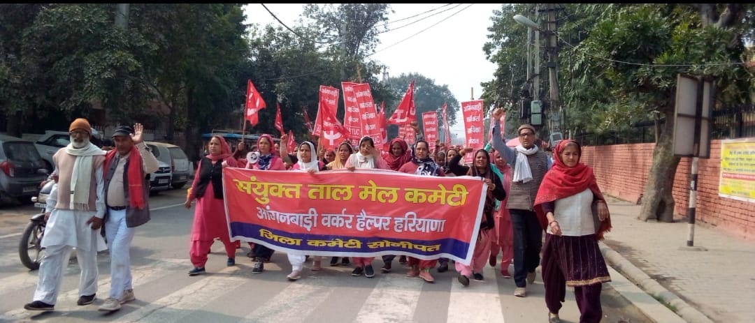 आंगनबाड़ी कार्यकर्ता व सहायिकाओं ने निकाला जुलूस, विधायक आवास का किया घेराव