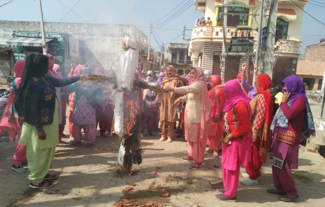 आंगनबाड़ी कार्यकर्ताओं ने सर्कल स्तर पर किया प्रदर्शन, बड़ौली व जुआं में सीएम के जलाए पुतले