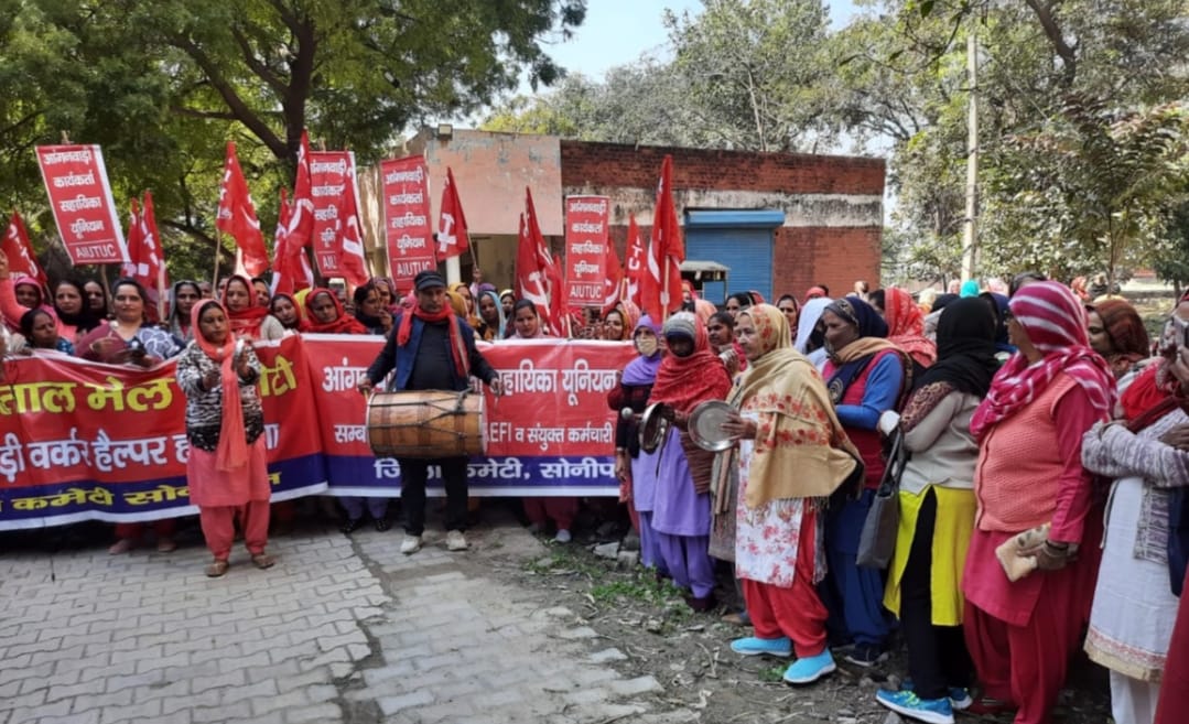 आंगनबाड़ी कार्यकर्ताओं ने सांसद आवास पर ढोल व थाली बजा किया प्रदर्शन