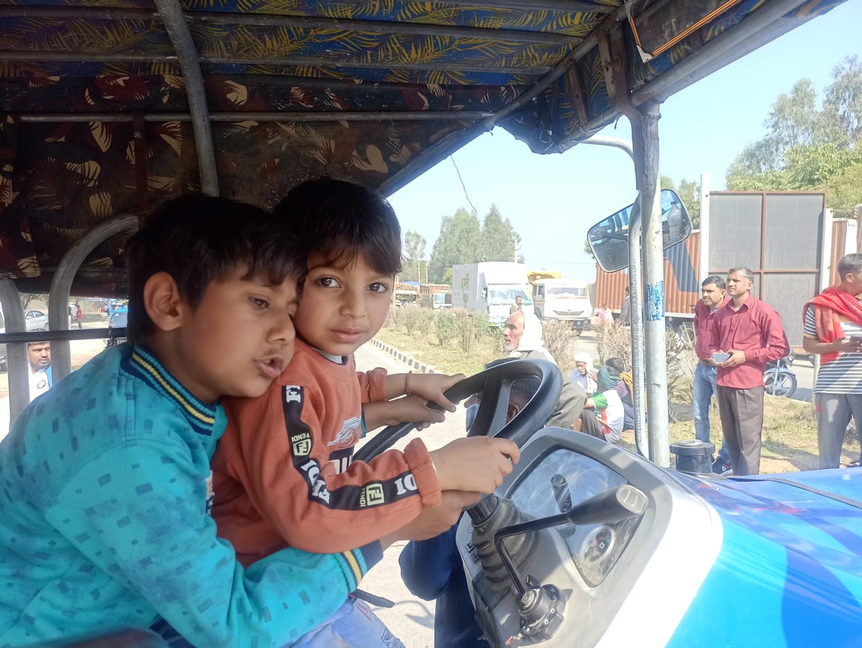दूषित पेयजल निकासी की व्यवस्था नहीं होने से नाराज चमरिया के ग्रामीणों ने लगाया जाम