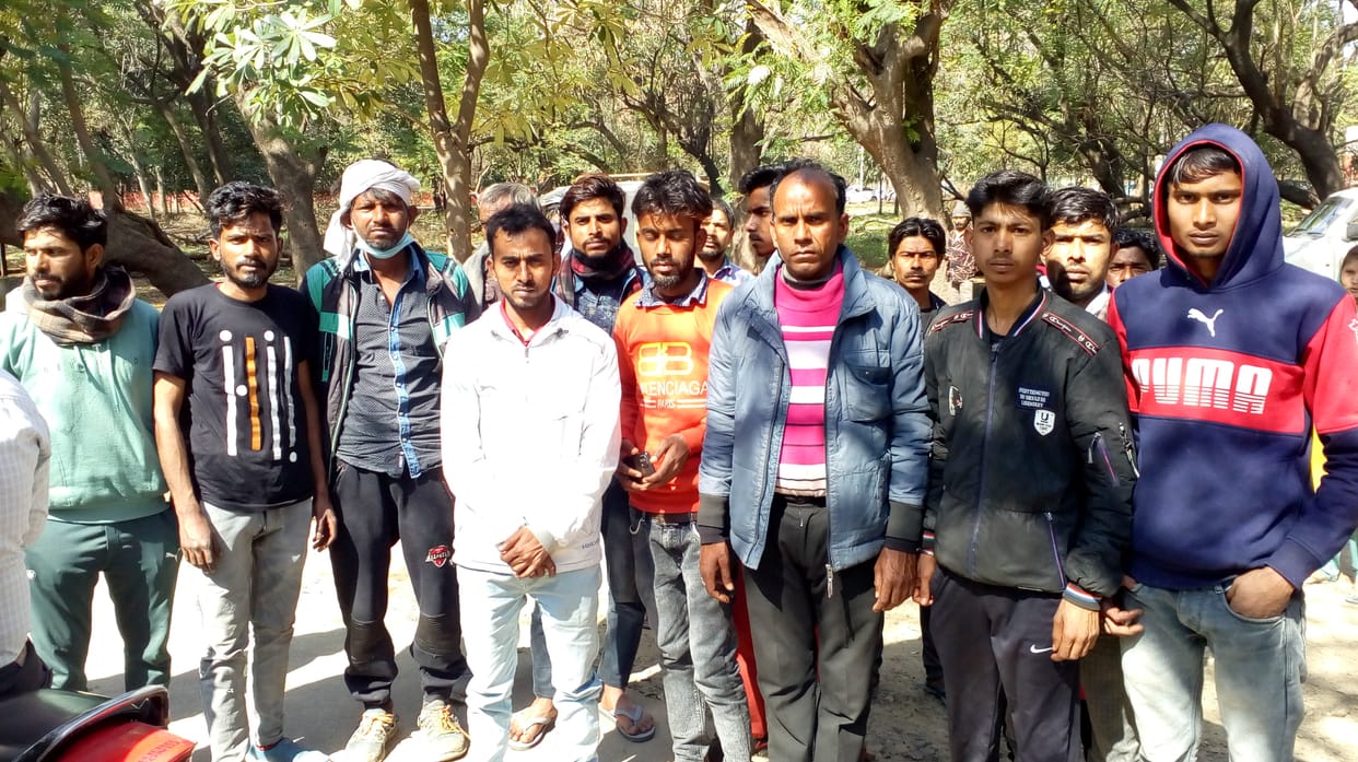 4 फरवरी से गायब  मनोज सैनी का नई अनाज मंडी के पास डेड बॉडी मिलने पर  और  पुलिस कारवाई ठीक से न किए जाने के विरोध में पीजीआई  मोर्चरी के बाहर नाराज परिजन।