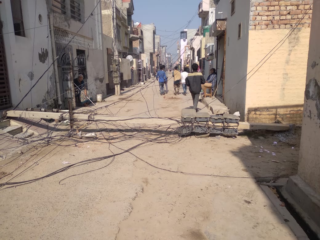 गली में पड़ा बिजली का खम्भा, लोग परेशान