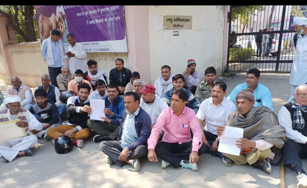 खेतों व बीपीएल परिवारों के प्लाटों से पानी निकासी न होने पर ग्रामीणों ने दिया धरना