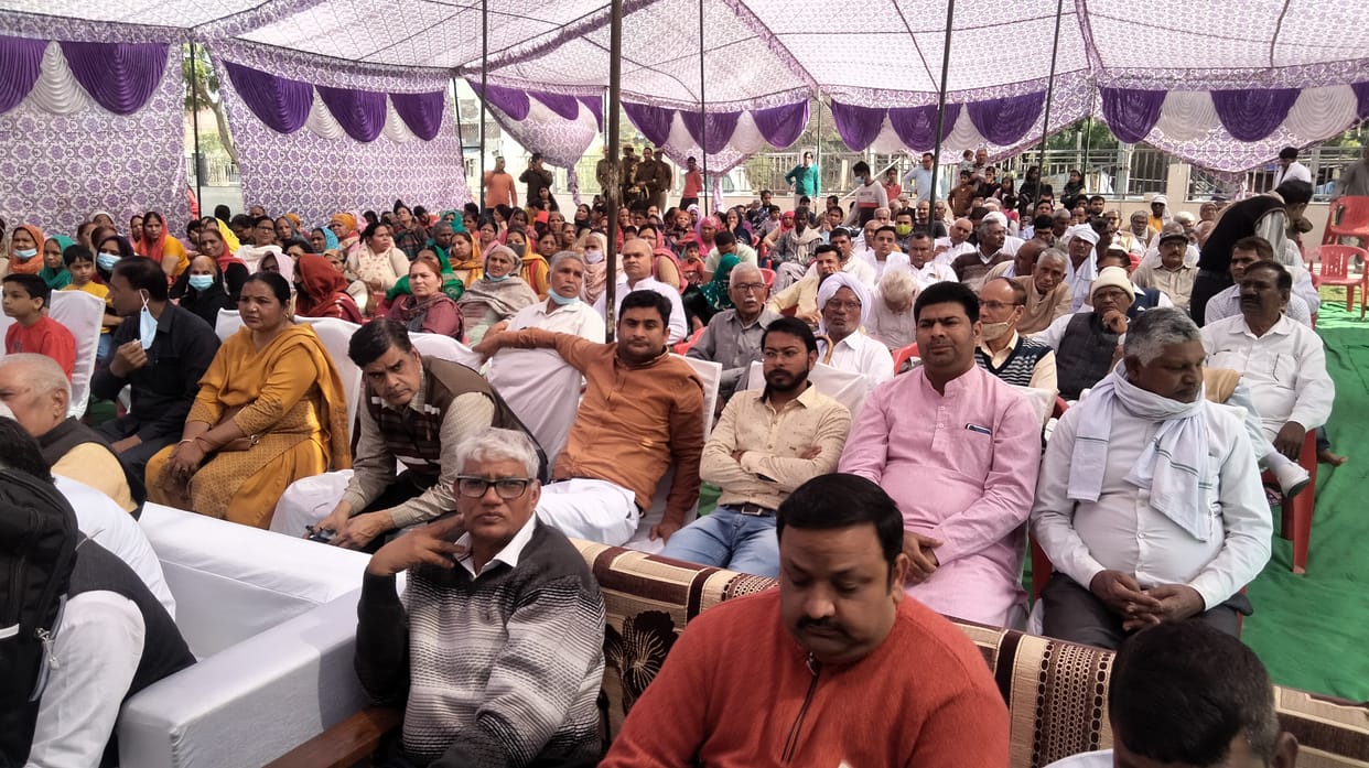 संत शिरोमणि गुरु रविदास की जयंती पर श्रीनगर कॉलोनी में आयोजित कार्यक्रम में मौजूद लोग।