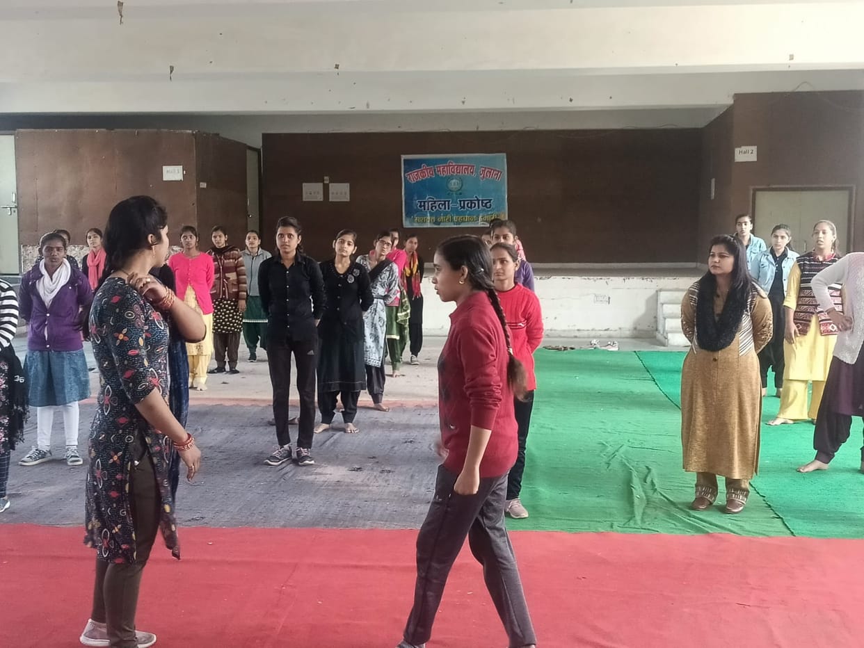 जुलाना के राजकीय कालेज में छात्राओं को सिखाए आत्मरक्षा के गुर