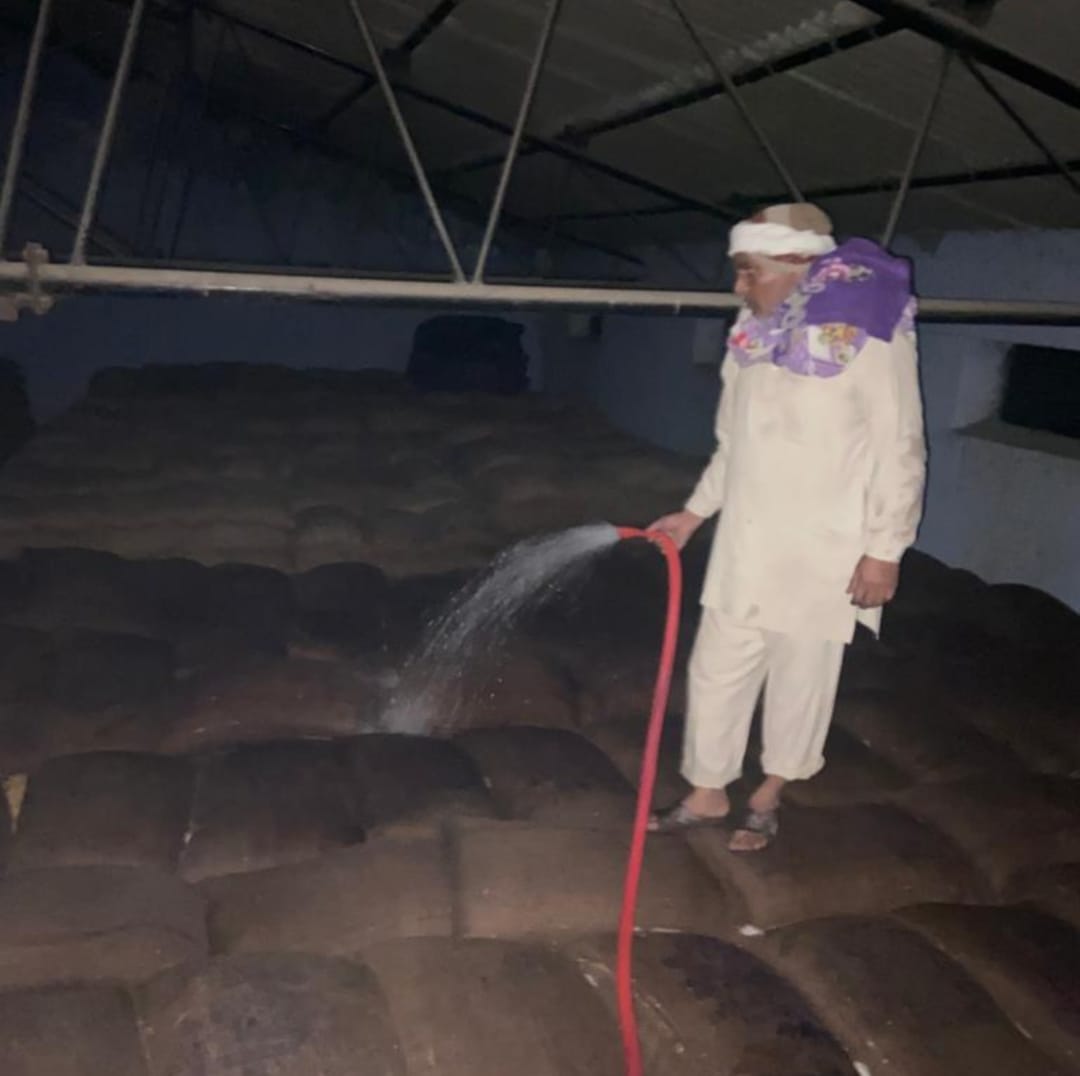 गेहूं पर पानी डालकर बढ़ा रहे थे वजन, मुख्यमंत्री उड़नदस्ता ने मारा छापा मारकर तीन को पकड़ा