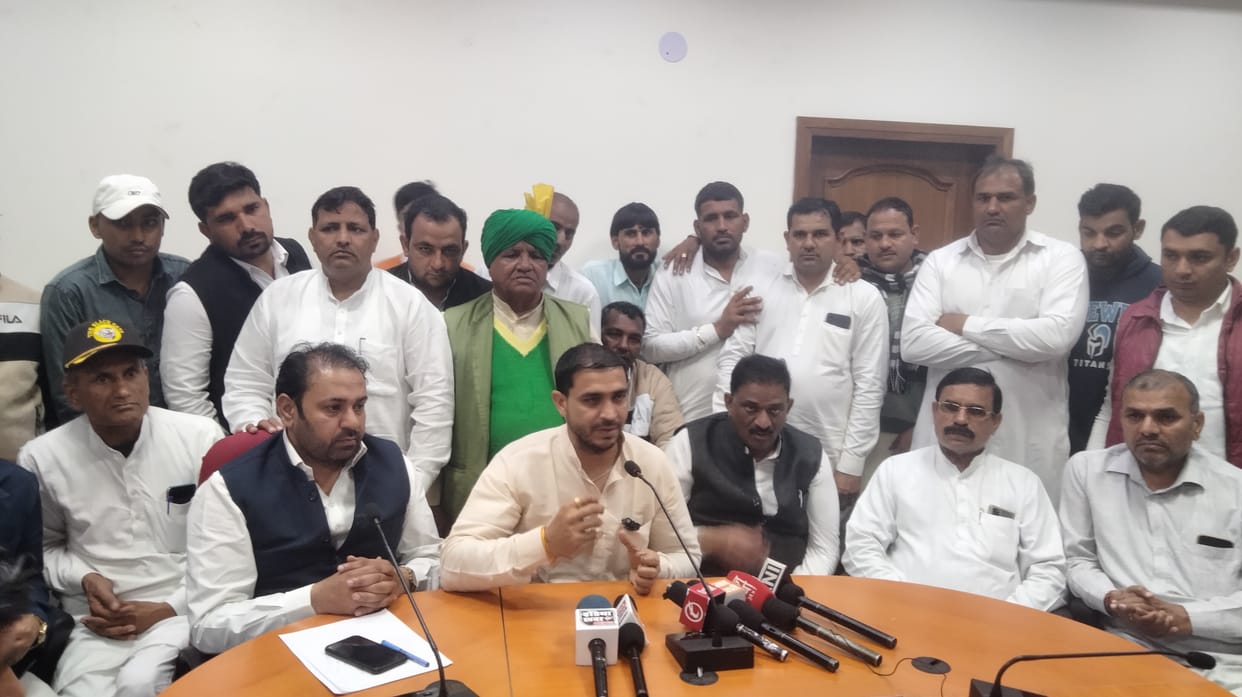 सर्किट हाउस में मीटिंग करते जे जे पी के युवा प्रदेश अध्यक्ष रविंदर सांगवान