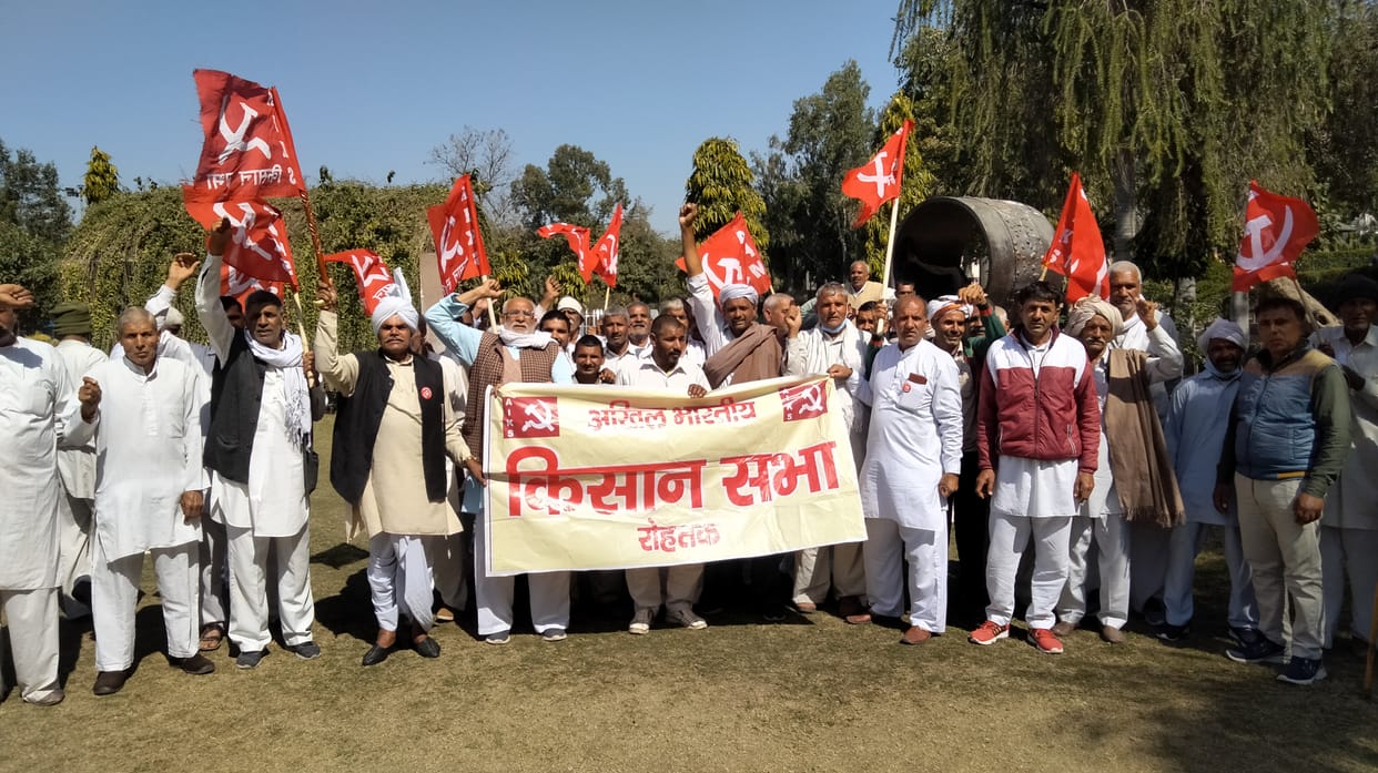 मानसरोवर पार्क में अपनी मांगों को लेकर नारेबाजी करते किसान