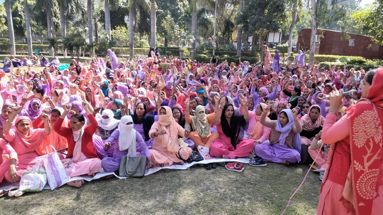मानसरोवर में अपनी मांगों को लेकर नारेबाजी करती आंगनबाड़ी कार्यकर्ता व सहायिका