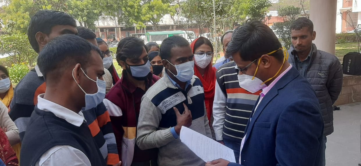 सक्षम युवाओं को कौशल रोजगार निगम में शामिल करने की मांग को लेकर डीसी कार्यालय के बाहर की नारेबाजी