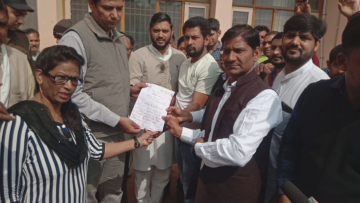 खून से पत्र लिखकर भेजा मुख्यमंत्री के नाम - एक सप्ताह में स्टेट हाईवे निर्माण नहीं शुरू हुआ काम तो बड़े स्तर पर आंदोलन की दी चेतावनी