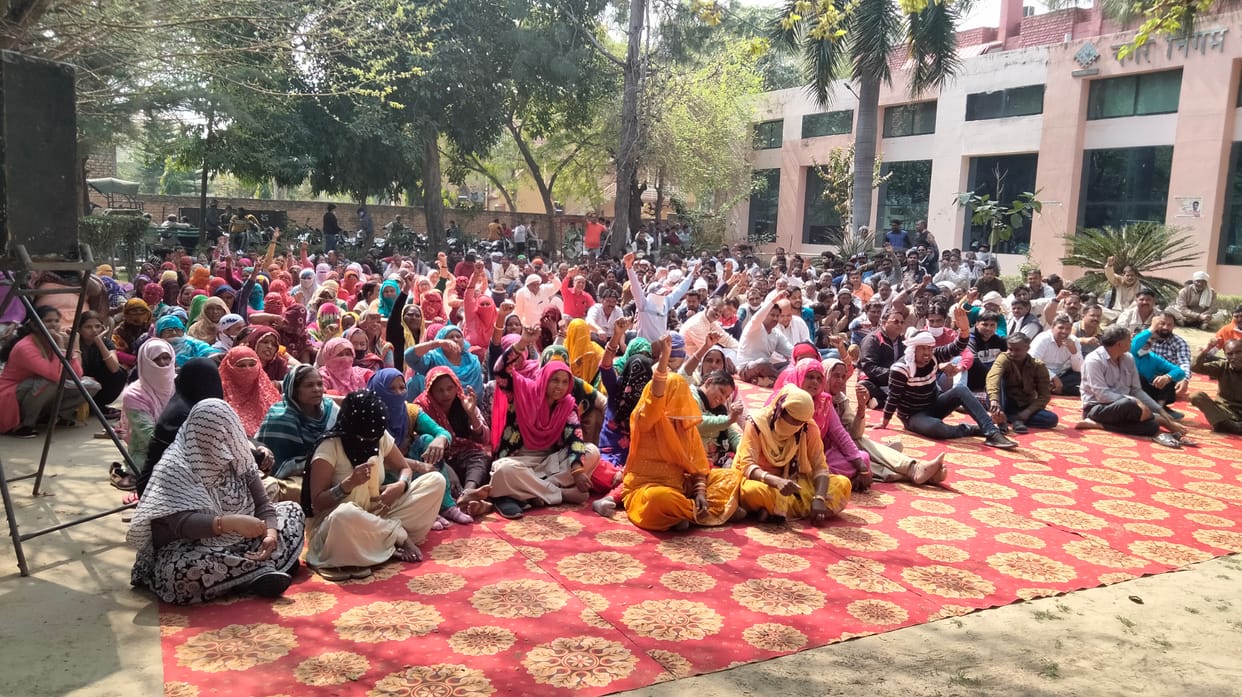 नगर निगम कार्यालय में अपनी मांगों को लेकर धरने पर बैठे निगम के कर्मचारी। संवाद
