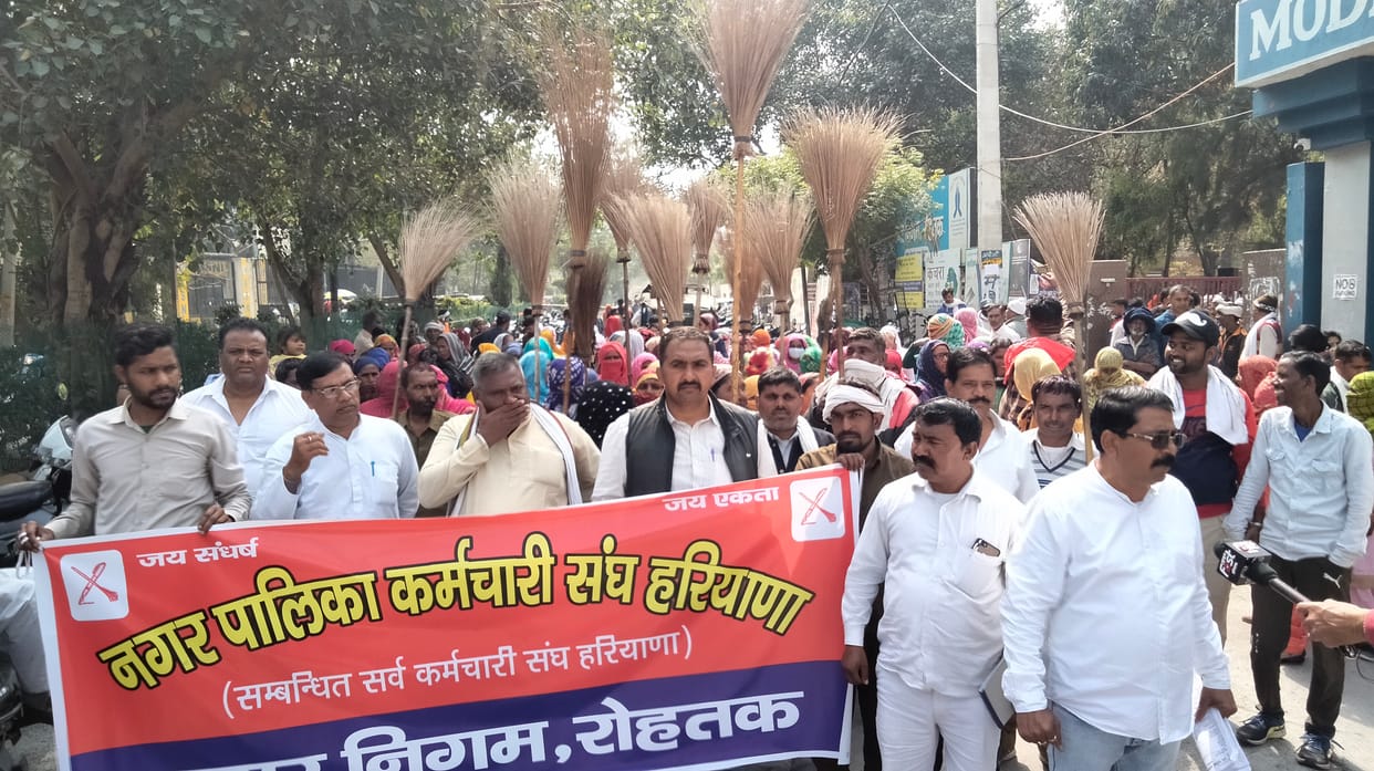 अंबेडकर चौक के पास अपनी मांगों को लेकर झाड़ू प्रदर्शन करते नगर निगम के कर्मचारी। संवाद