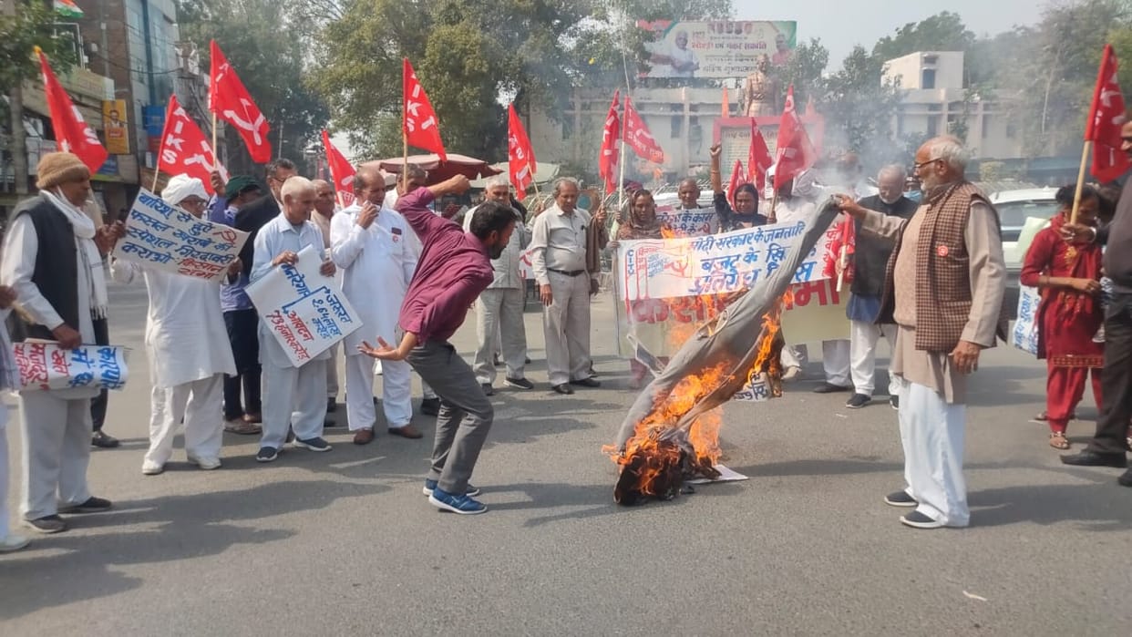 सुभाष चौक पर पुतला जलाते किसान। संवाद