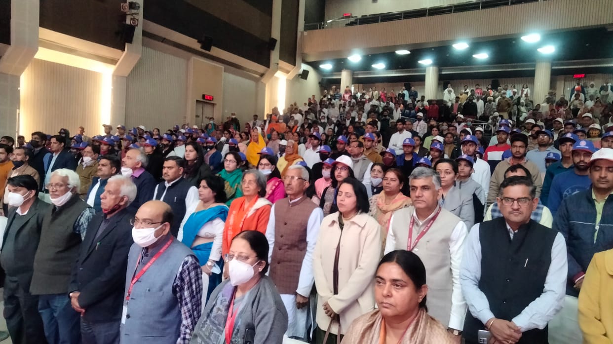 एमडीयू टैगोर सभागार में आयोजित कार्यक्रम में पहुंचे लोग। संवाद
