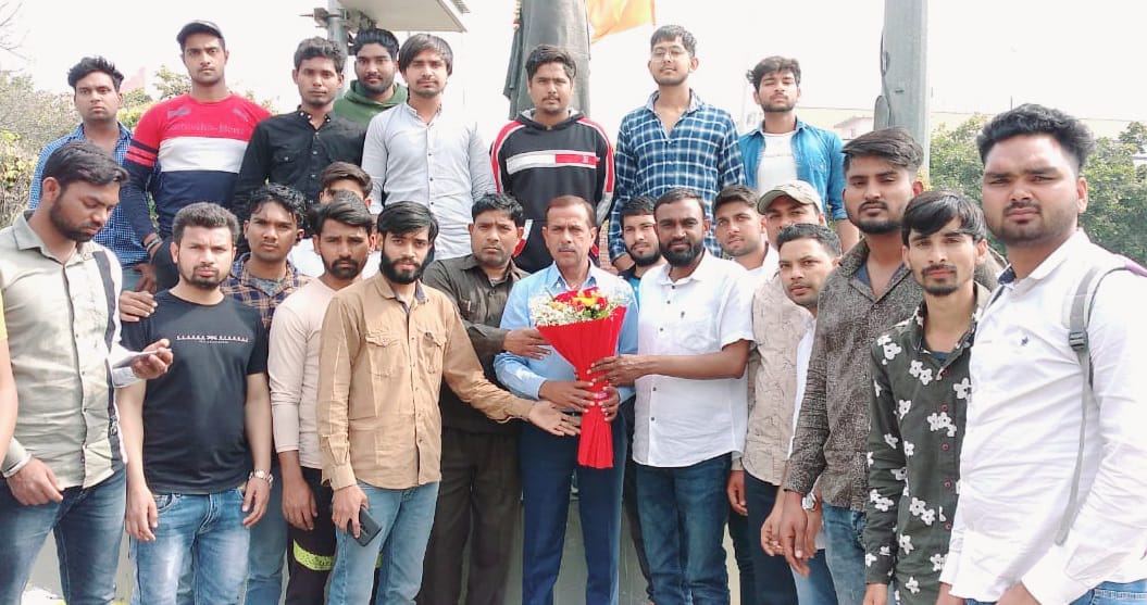 एमडीयू में महकी फुलवारी के लिए एसडीओ को विद्यार्थियों ने किया सम्मानित