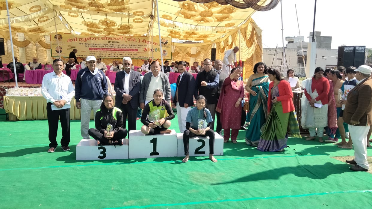 सैनिक स्कूल में आयोजित खेलकूद प्रतियोगिता में विजेता प्रतिभागियों को सम्मानित करते अतिथि। संवाद