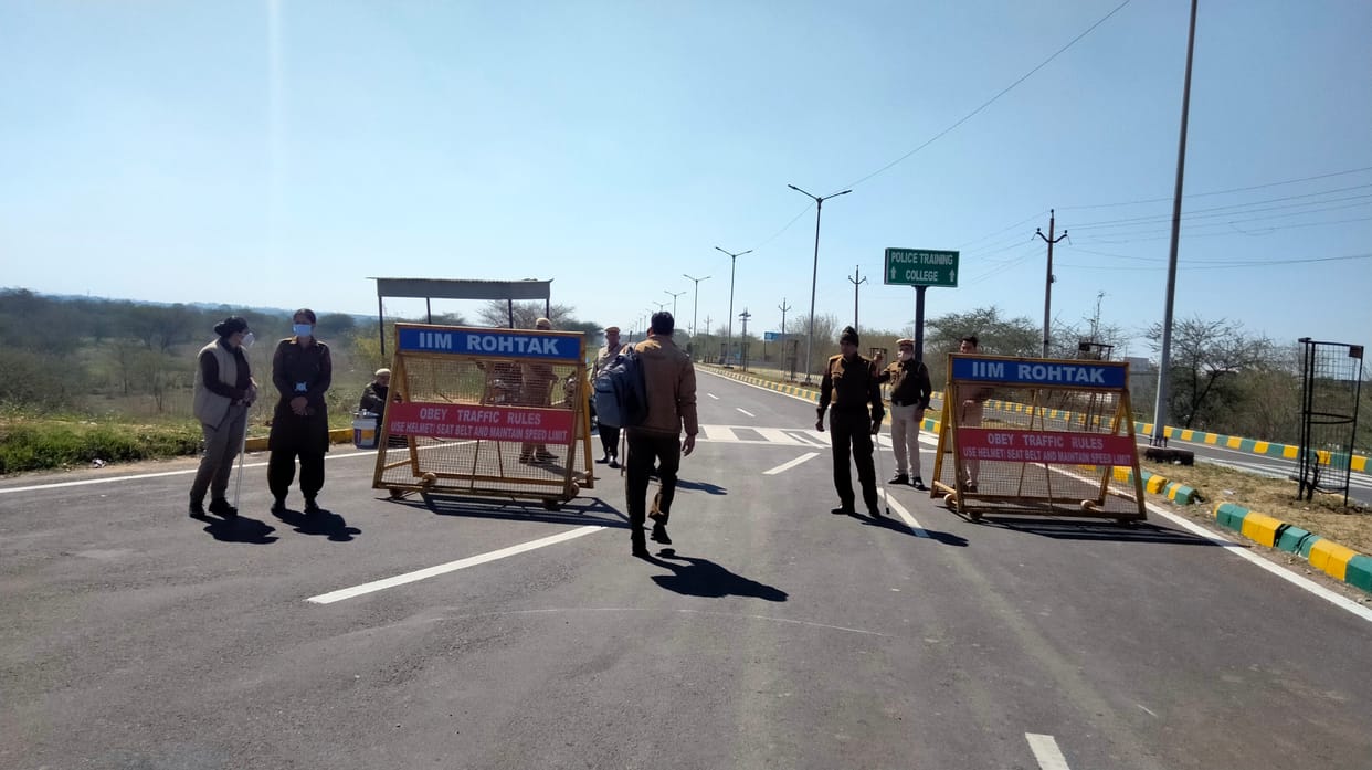 सुनारिया जेल की तरफ जाने वाले रास्ते पर तैनात पुलिसकर्मी। संवाद
