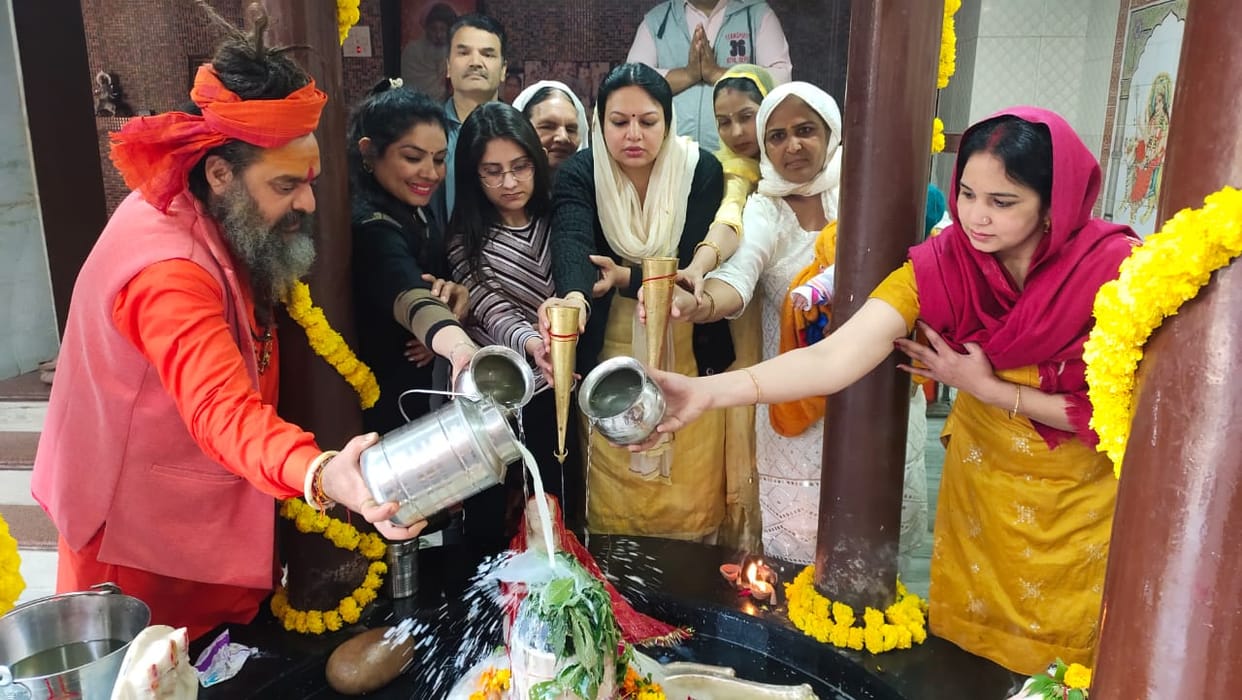महाशिवरात्रि पर   बालक  पुरी डेरेे  के  शिव मंदिर में जलाभिषेक करते श्रद्धालु