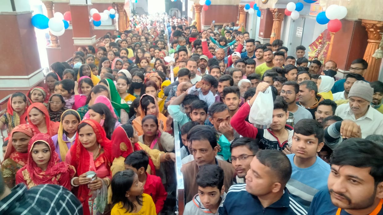 प्राचीन शिव मंदिर में महाशिवरात्रि पर जलाभिषेक करने के लिए लगी श्रद्धालुओं की भीड़ । संवाद