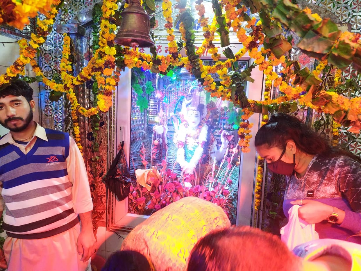 शहर के सभी मंदिरों में लगी श्रद्वालुओं की भीड़