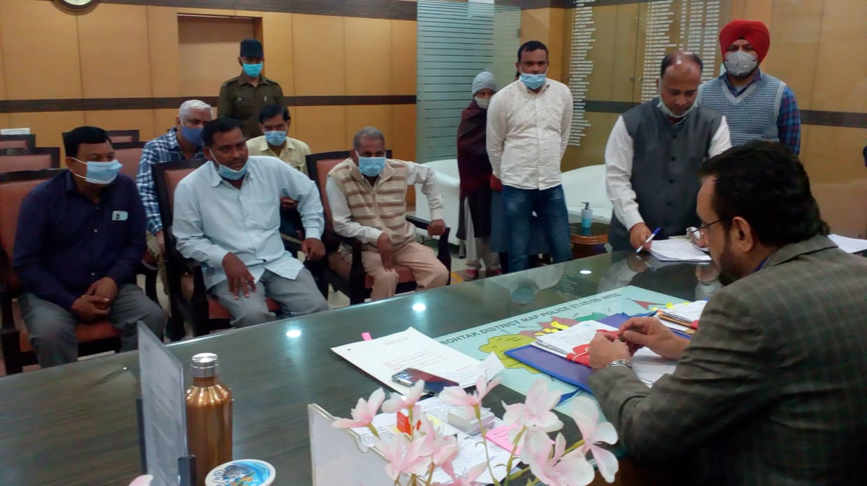 यूक्रेन में फंसे  एमबीबीएस  छात्रों के परिवार के सदस्य  बच्चों की  भारत  वापसी के लिए डीसी  कैप्टन मनोज कुमार  से फरियाद लगाते